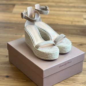 Gianvito Rossi Camoscio Bisque Wedge. Size 38